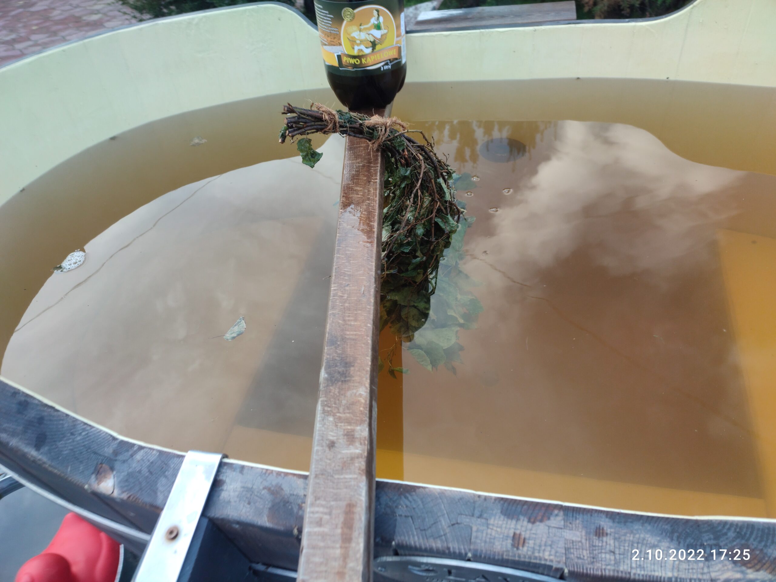 piwo kąpielowe w wannie i zioła