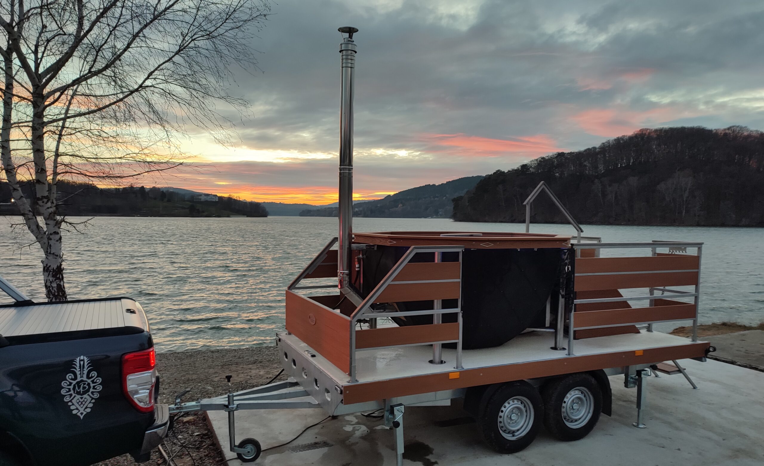 lava adventure nad jeziorem