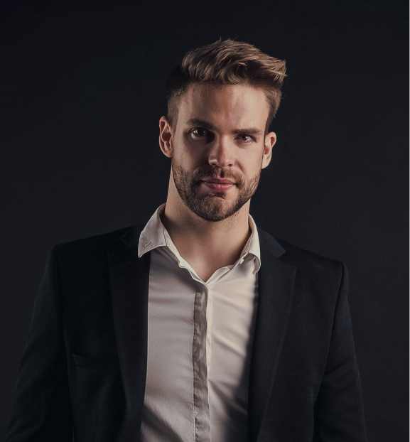 mężczyzna w garniturze